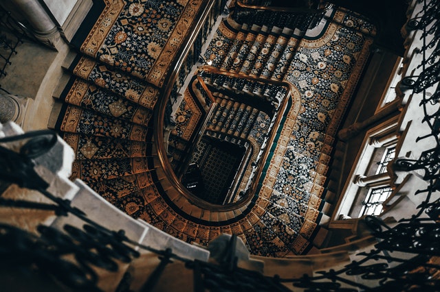 krásné schodiště s kobercem